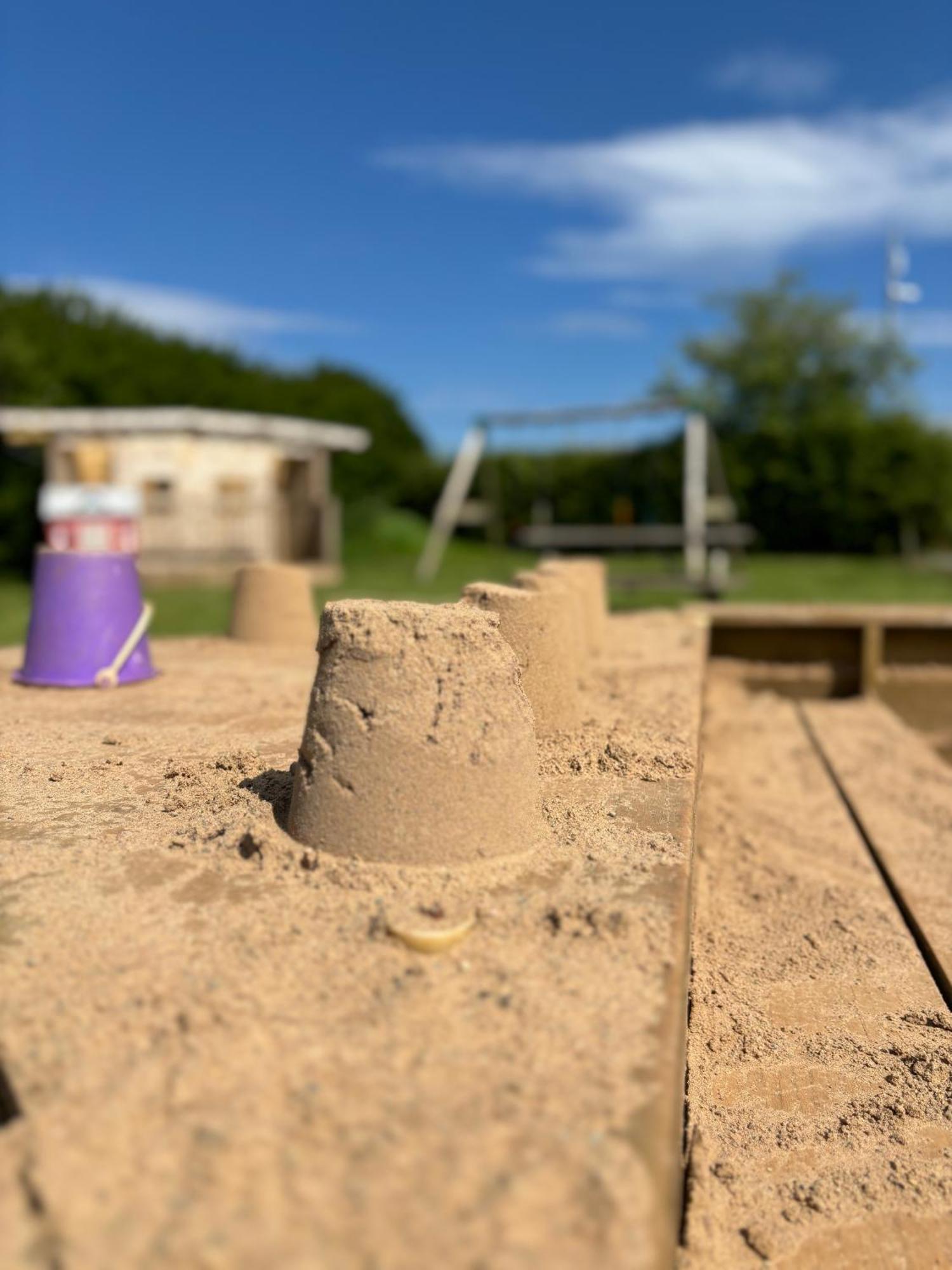 Carrowmena School House & Glamping 2*